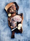 Caranguejos com limões e pão sobre tábua de corte — Fotografia de Stock