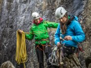 Bergsteiger organisieren Ausrüstung — Stockfoto
