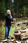 Frau hackt Brennholz im Wald — Stockfoto