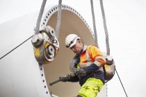 Ingegnere che lavora al cantiere di turbine eoliche — Foto stock