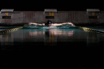 Baigneur pratiquant un brasse dans une piscine — Photo de stock
