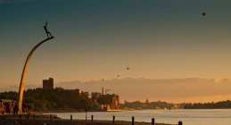 Изогнутый полюс с видом на прибрежный город — стоковое фото