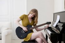 Teenager-Mädchen spielt E-Gitarre — Stockfoto