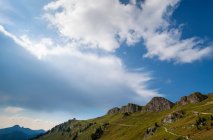 Montagna rocciosa e cielo blu — Foto stock