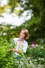Frau kümmert sich um Pflanzen — Stockfoto