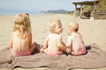 Bambini in slip bikini abbinati — Foto stock