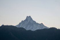 Pico de montaña nevado - foto de stock