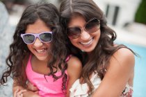 Mother and daughter wearing sunglasses — Stock Photo