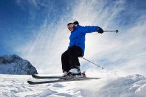 Menino esqui na montanha nevada — Fotografia de Stock