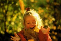 Chica con hojas de otoño - foto de stock