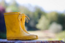 Primer plano de las botas de lluvia para niños - foto de stock