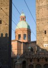 Купольное здание с видом на древний город — стоковое фото