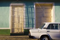 Входные ворота и белая машина — стоковое фото