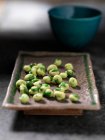 Vassoio di piselli wasabi — Foto stock