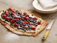 Tarta con bayas y crema - foto de stock