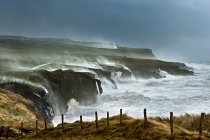 Волны падают на скалистые скалы — стоковое фото
