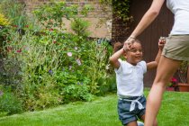 Mutter und Tochter tanzen im Garten — Stockfoto