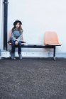 Menina sentada na cadeira ao ar livre — Fotografia de Stock