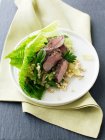 Lamm- und Traubensalat auf Teller — Stockfoto