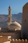 Cúpulas de mezquita con desierto - foto de stock
