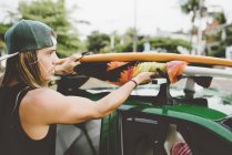 Surfista australiano preparándose para viaje - foto de stock