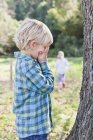 Crianças brincando de esconder e procurar ao ar livre — Fotografia de Stock