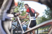 Männlicher Radfahrer trägt Fahrrad — Stockfoto