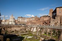Ruines antiques à Rome avec ciel clair en arrière-plan — Photo de stock