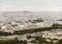 Здания и водный канал Парижа — стоковое фото