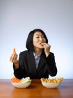 Ділова жінка вирішує, що їсти, зосередитися на передньому плані — стокове фото