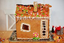 Casa de jengibre decorada - foto de stock