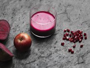 Saft mit halbierter Rote Bete und Apfel — Stockfoto