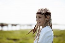 Menina vestindo traje nativo americano — Fotografia de Stock