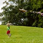 Chica volando cometa en el campo - foto de stock