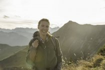 Porträt einer erwachsenen Backpackerin, Achensee, Tirol, Österreich — Stockfoto