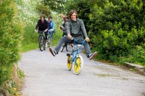 Teenagers riding bicycles in park — Stock Photo