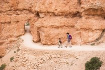 Mother and son, hiking the Queens Garden/Navajo Canyon Loop in Bryce Canyon National Park, Utah, USA — Stock Photo