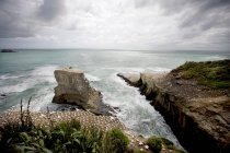 Скелясті скелі застрибують в океан — стокове фото
