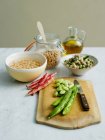 Diferentes frijoles y legumbres composición - foto de stock