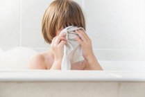 Fille laver son visage dans le bain — Photo de stock