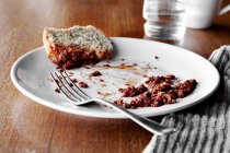 Хліб і шматки їжі на тарілці — стокове фото