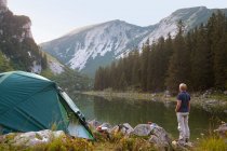 Mann entspannt sich auf Campingplatz — Stockfoto