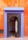 Вид на барвистий прикрашений дверний проріз — стокове фото