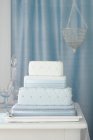 Срібна і синя подушка типу торт — стокове фото