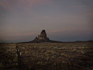 Formazione rocciosa nel deserto erboso — Foto stock