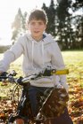 Хлопчик їде на велосипеді на лузі — стокове фото