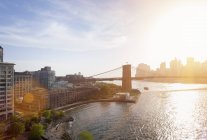 Ponte di Brooklyn illuminato dal sole — Foto stock