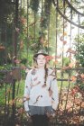 Jovem mulher em queda de folhas de outono — Fotografia de Stock