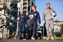Lavoratori che camminano alla raffineria di petrolio — Foto stock