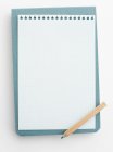 Papel de bloc de notas en blanco con lápiz - foto de stock